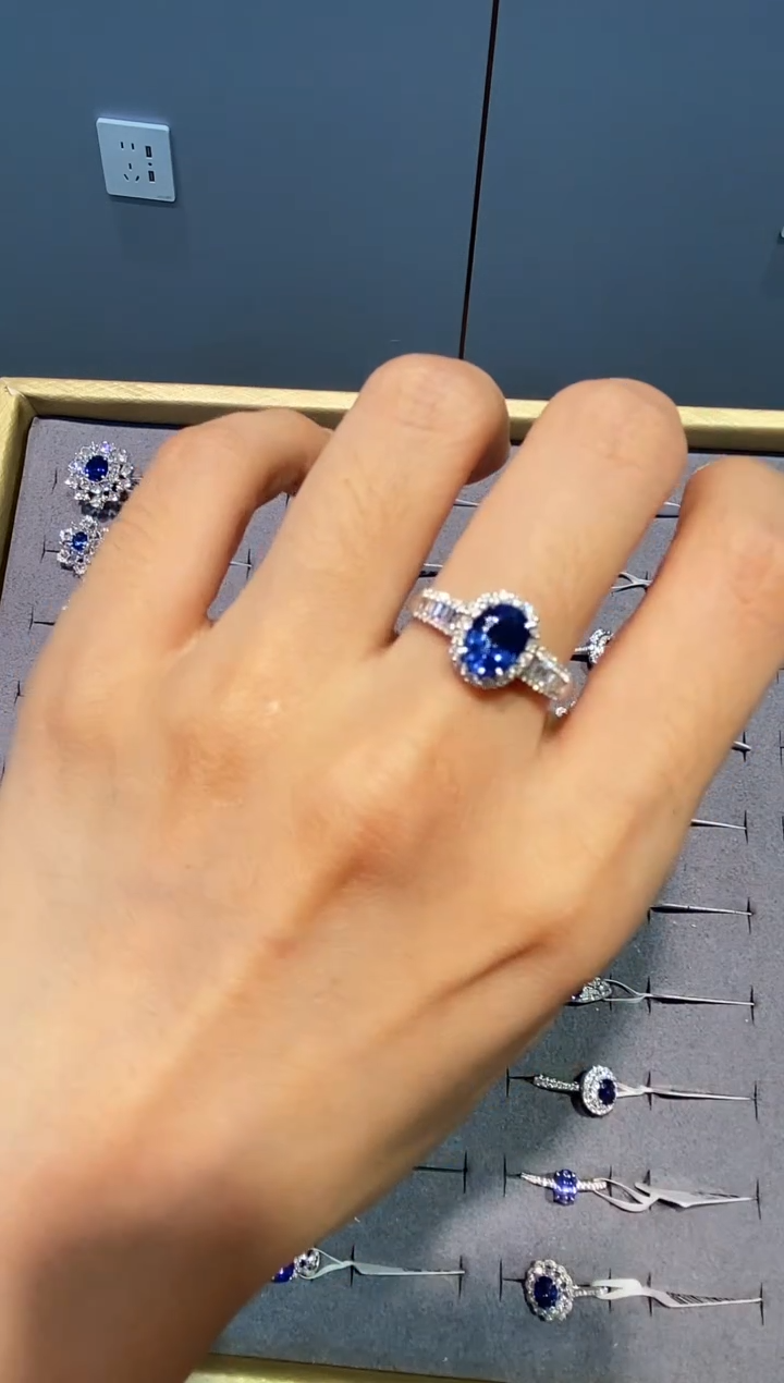 蓝宝石戒指18K金镶嵌戒指