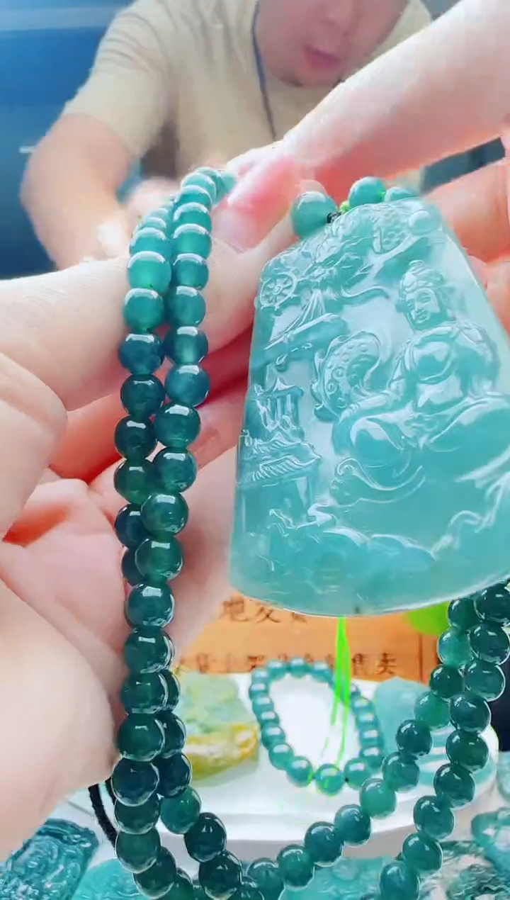 翡翠未镶嵌颈饰多样性发货其中一件