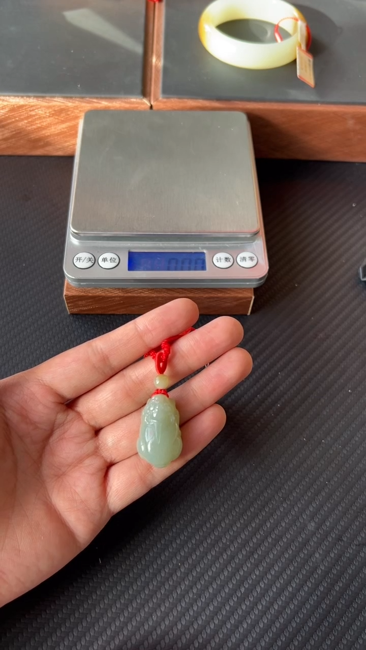 【闪购商品】和田玉吊坠(赠链)未镶嵌且末微色差近矿