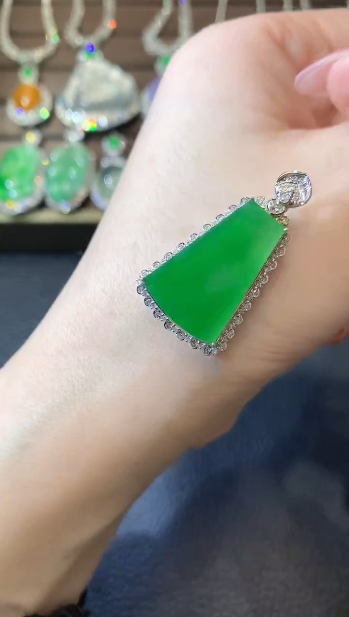 【闪购商品】翡翠吊坠(不含链)18K金镶嵌A83   