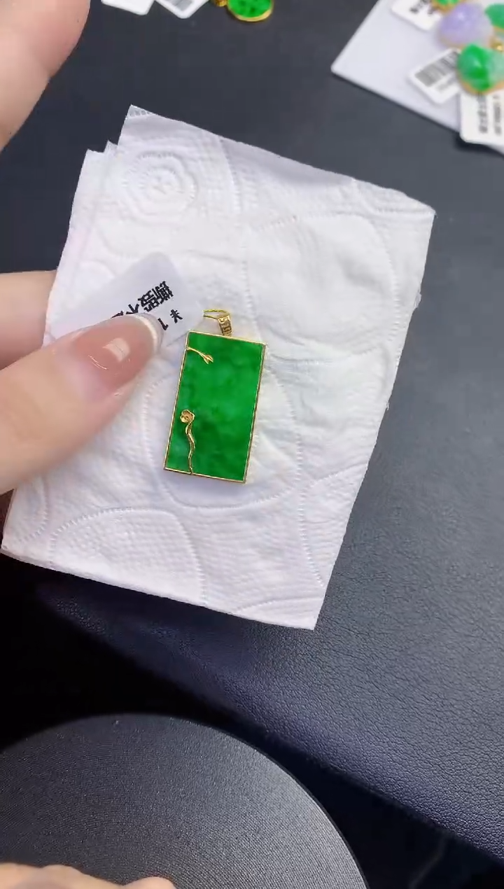 颈饰18K金镶嵌翡翠缅甸天然翡翠A货