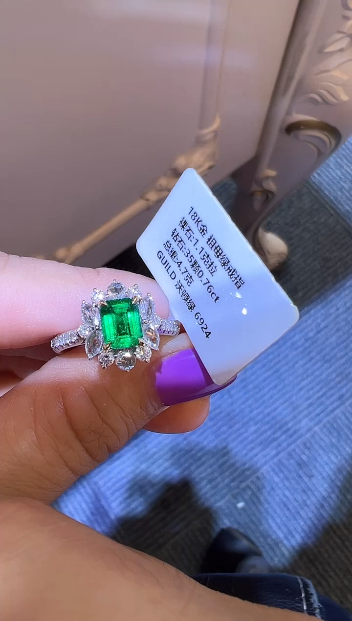 戒指18K金镶嵌祖母绿    