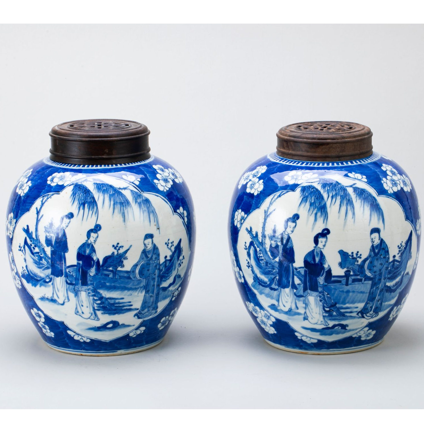 【拍卖】13、青花梅花开光长亭送别图罐（一对）