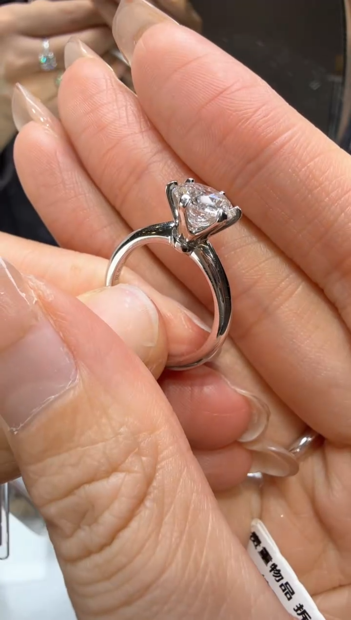 【闪购商品】实验室培育钻石18K金镶嵌2克拉T六爪钻戒