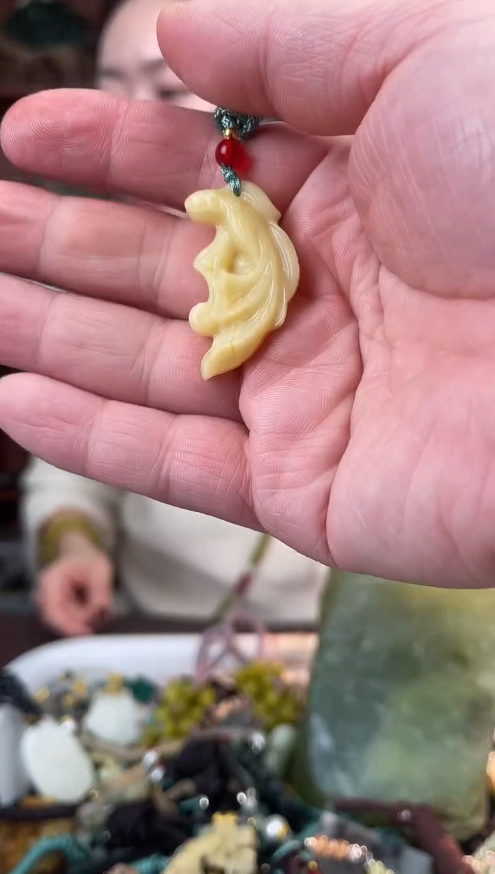 未镶嵌蛇纹石玉颈饰`