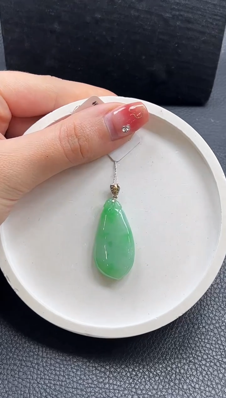 【闪购商品】翡翠颈饰18K金镶嵌福瓜