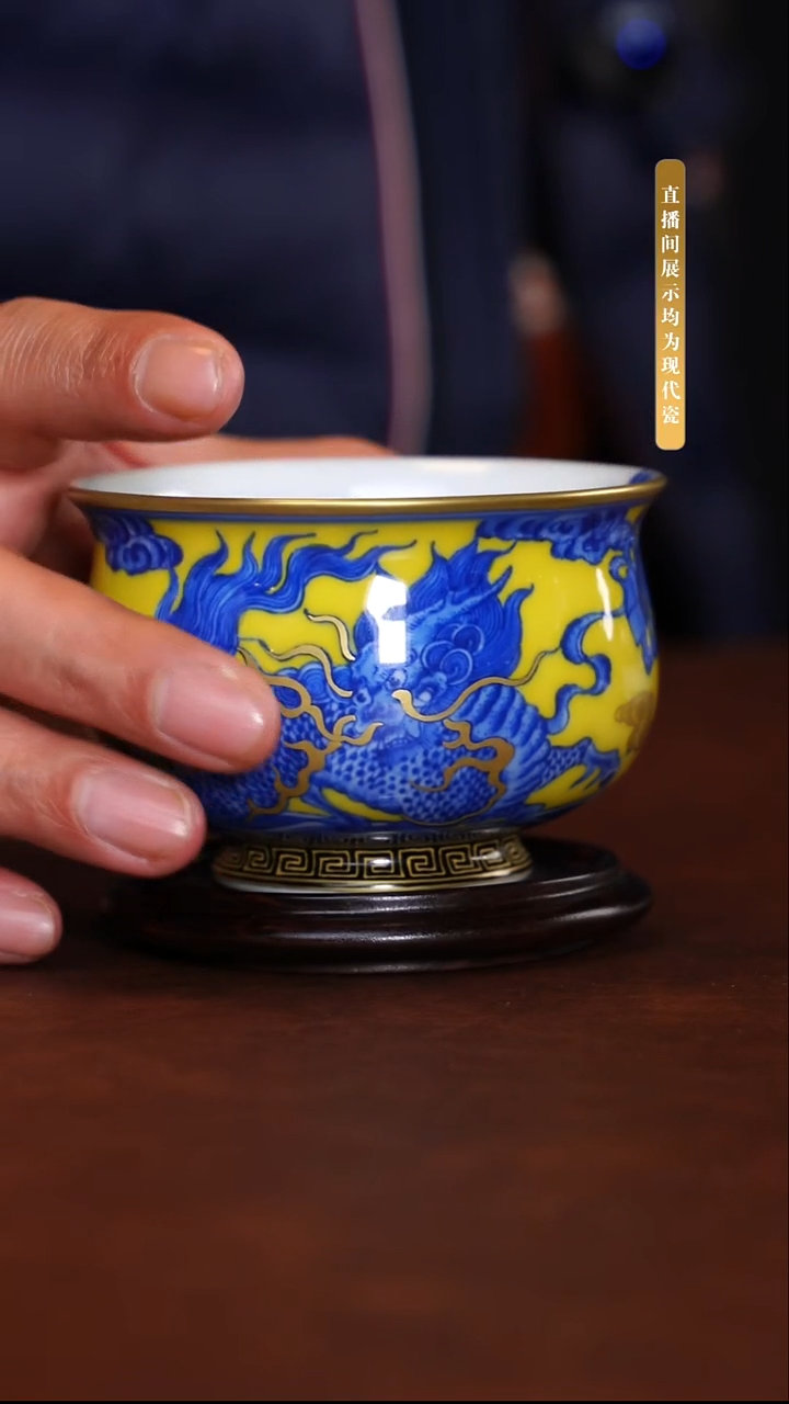 堂钟正窑陶瓷釉下黄地青花麒麟杯