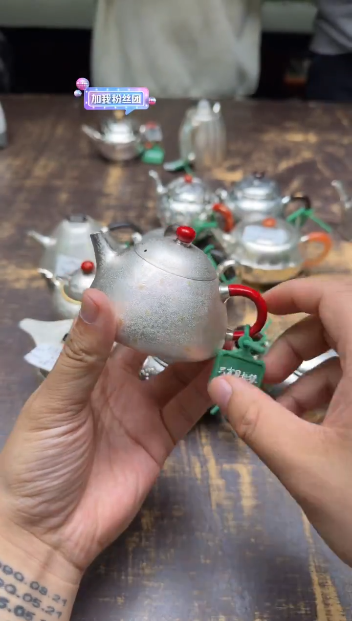 呆坐整敲雪花纹贴金伴月壶