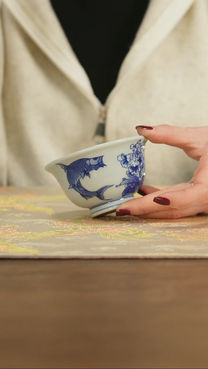 【闪购商品】景德镇手工青花绘鱼藻杯