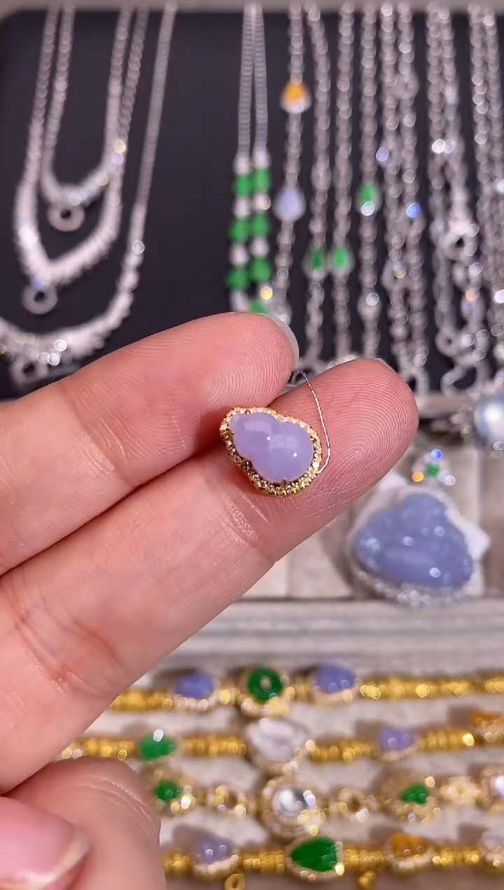 颈饰18K金镶嵌翡翠吊坠