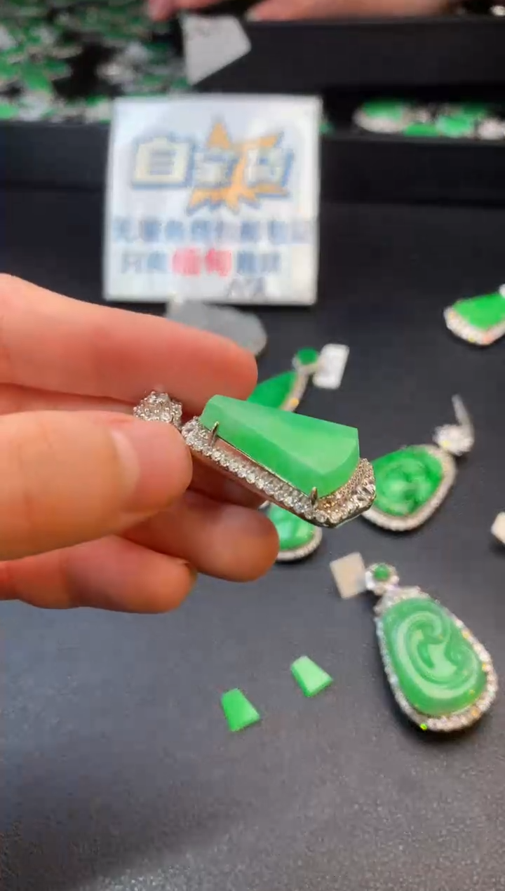 【闪购商品】翡翠颈饰银S925镶嵌翡翠