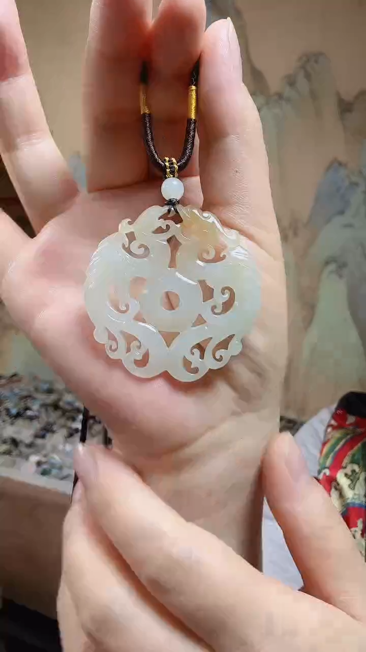 和田玉未镶嵌颈饰.