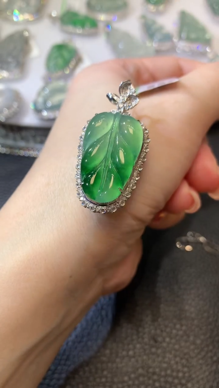 【闪购商品】翡翠吊坠(不含链)18K金镶嵌A97 