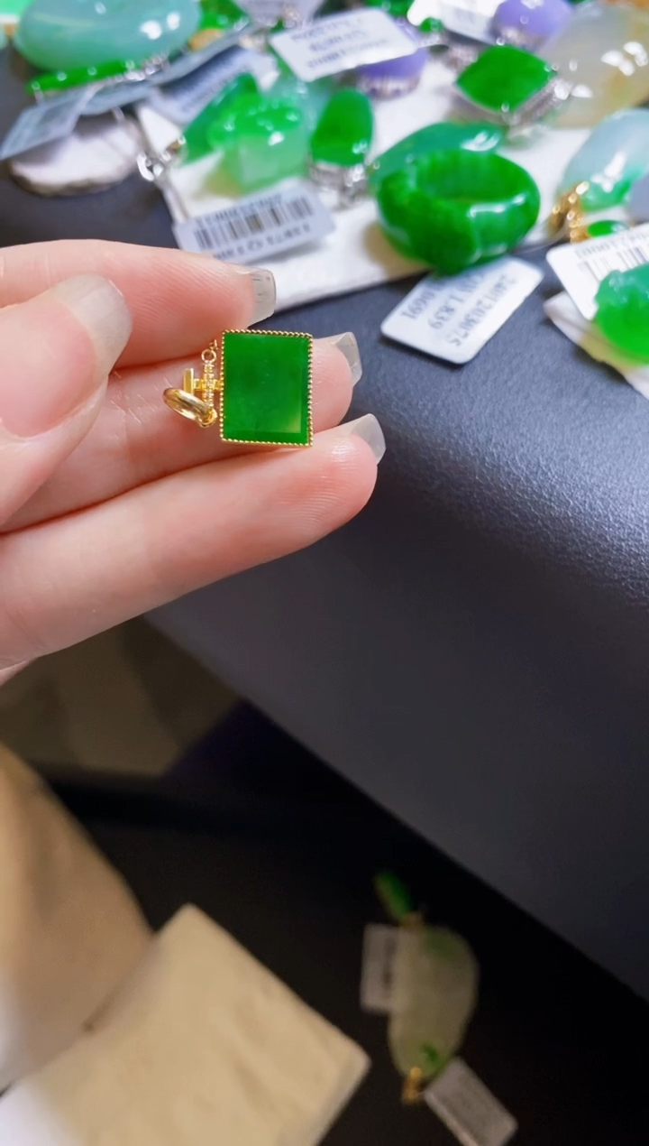 翡翠18K金镶嵌颈饰吊坠