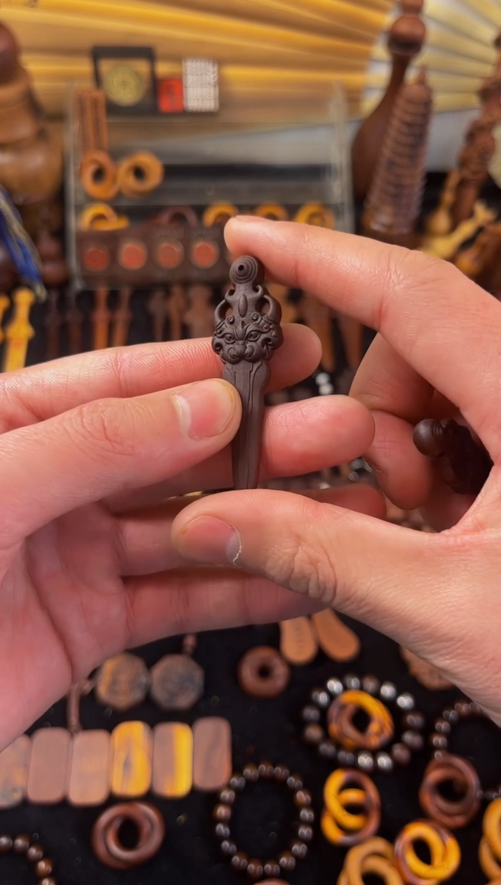 【闪购商品】木枣木小狮咬剑吊坠