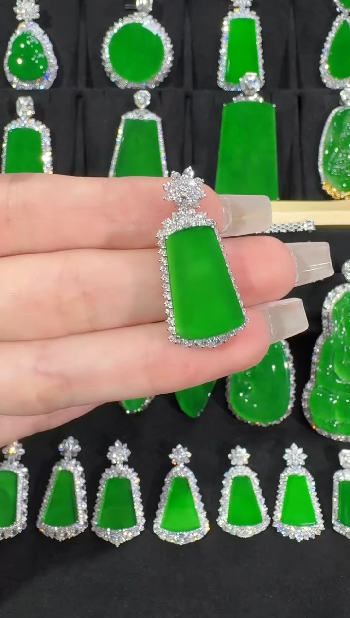 翡翠18K金镶嵌颈饰无事牌天然A货翡翠