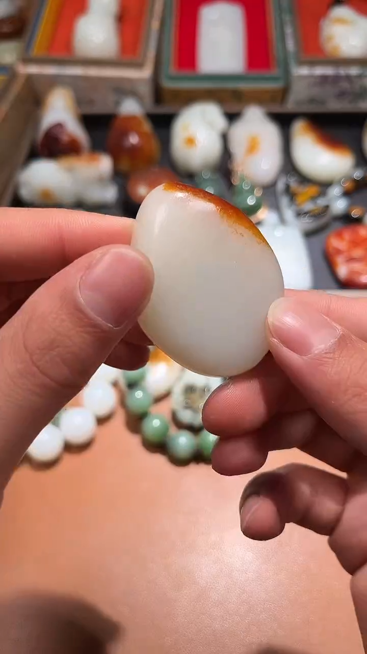 未镶嵌和田玉把件反**。和田玉