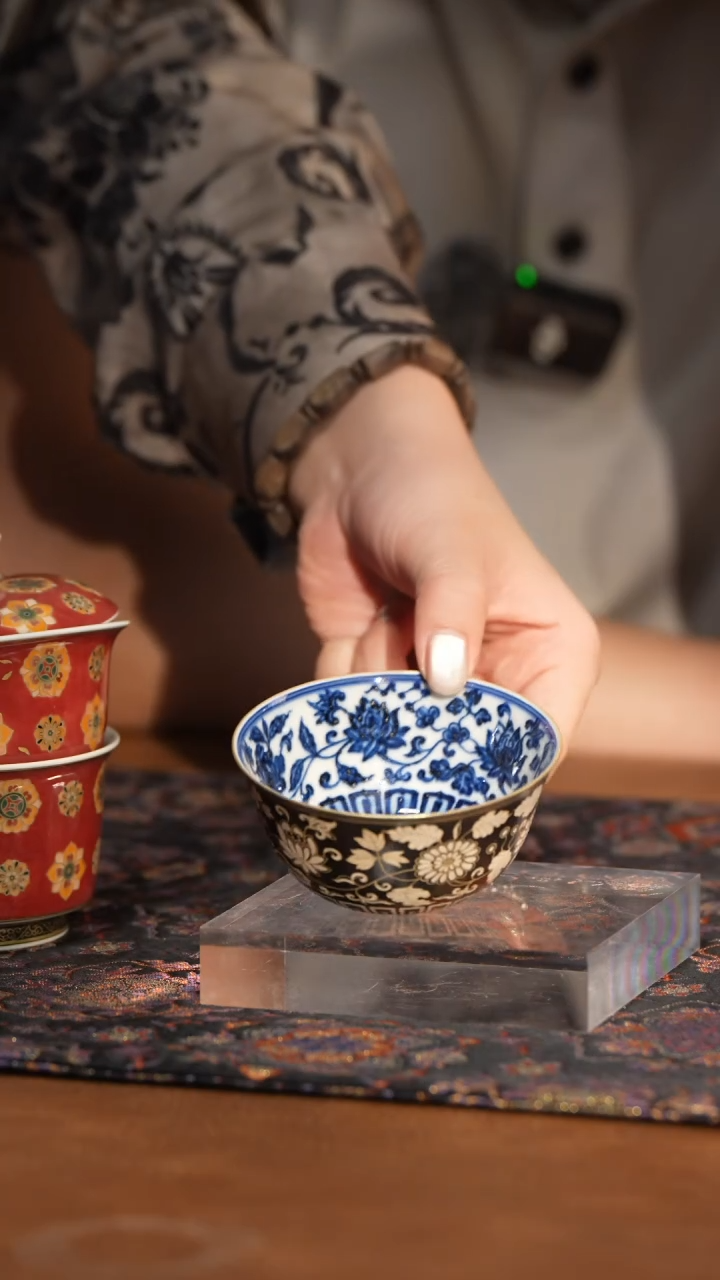 L良朋一束莲内满绘鸡缸杯