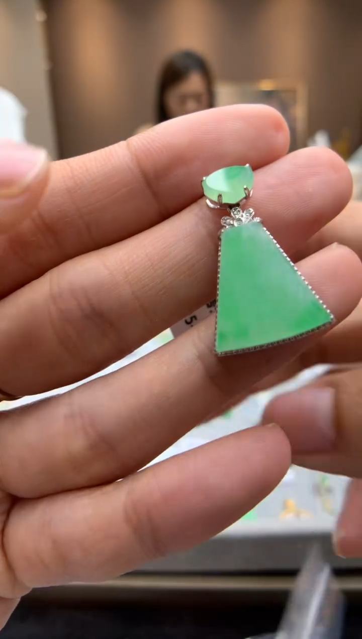 翡翠18K金镶嵌颈饰无事牌
