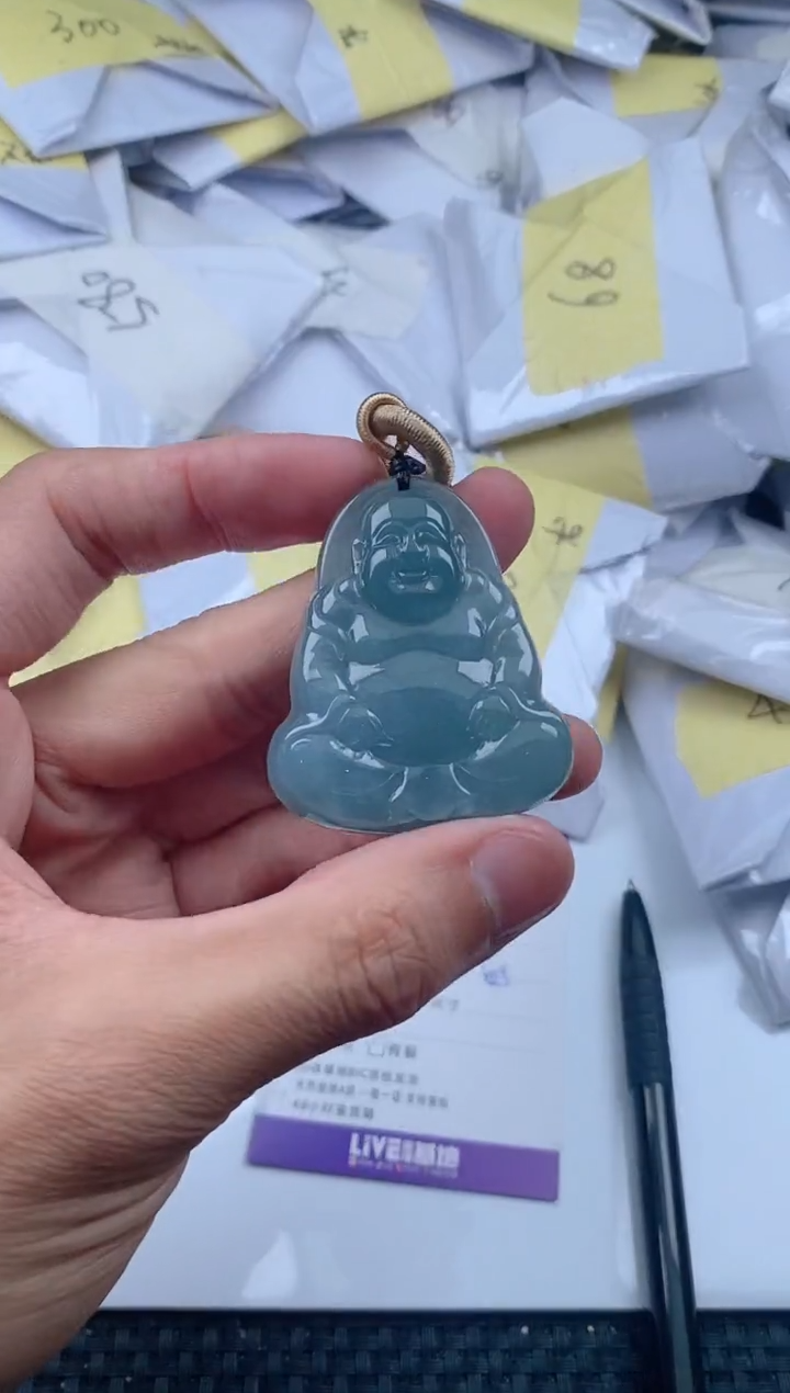 翡翠未镶嵌颈饰        