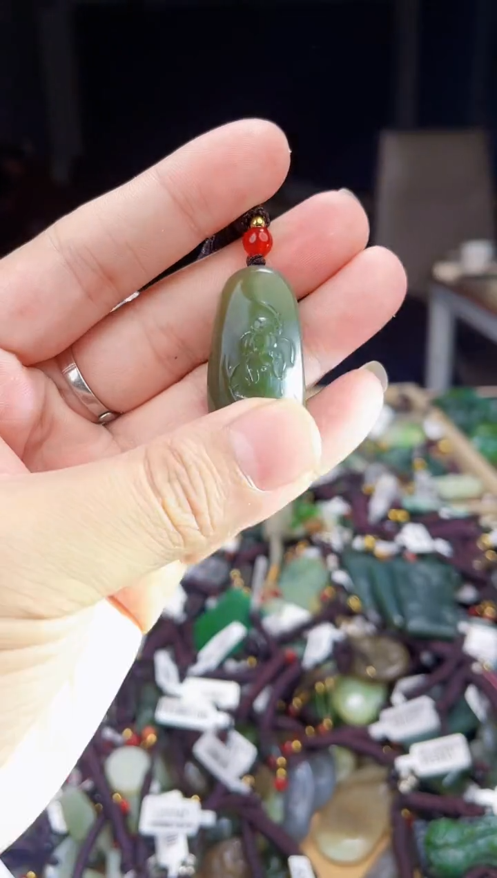 颈饰未镶嵌和田玉1