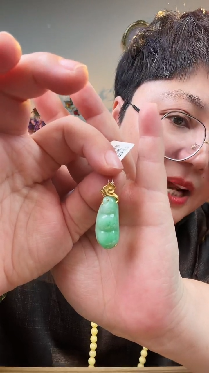 颈饰18K金镶嵌翡翠吊坠