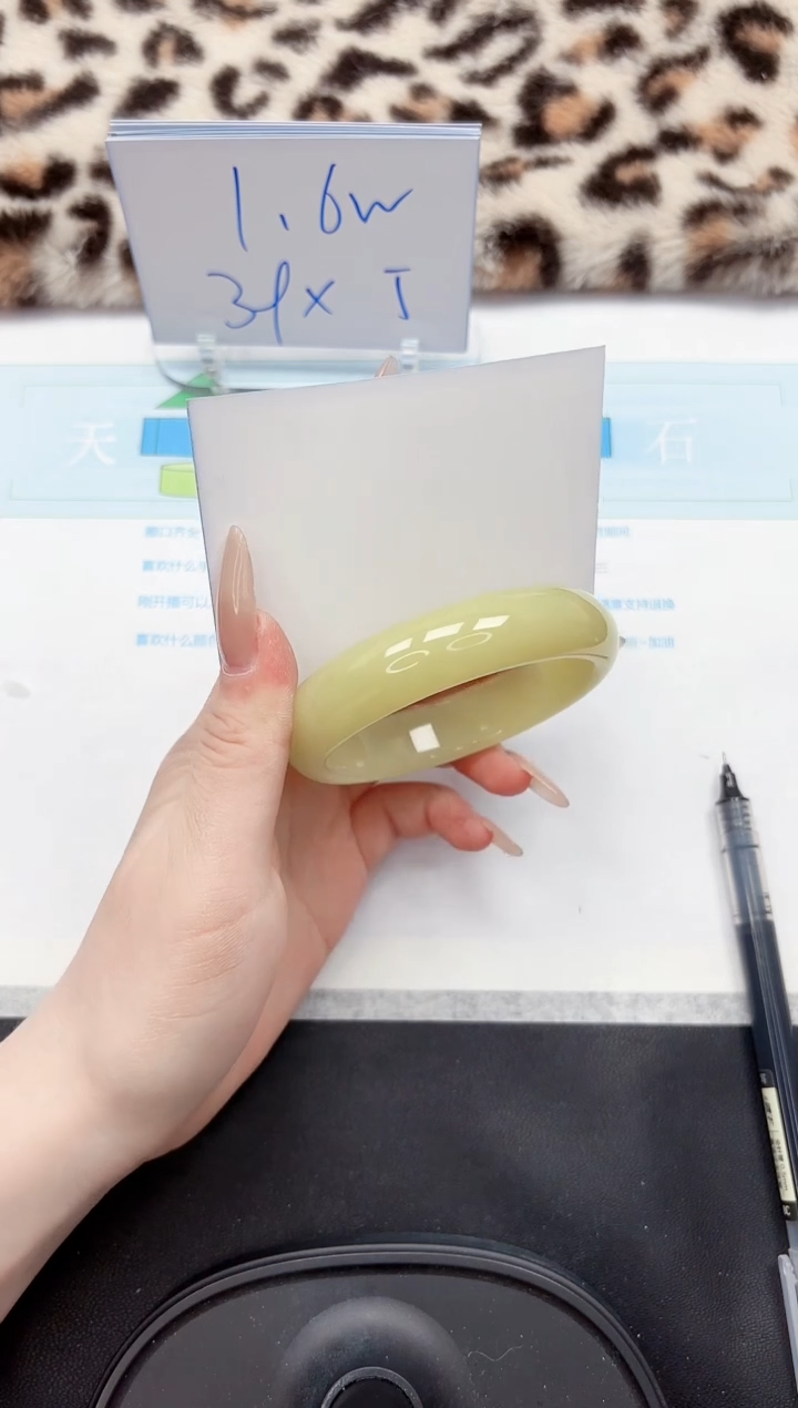 【闪购商品】石英质玉手镯未镶嵌175-56