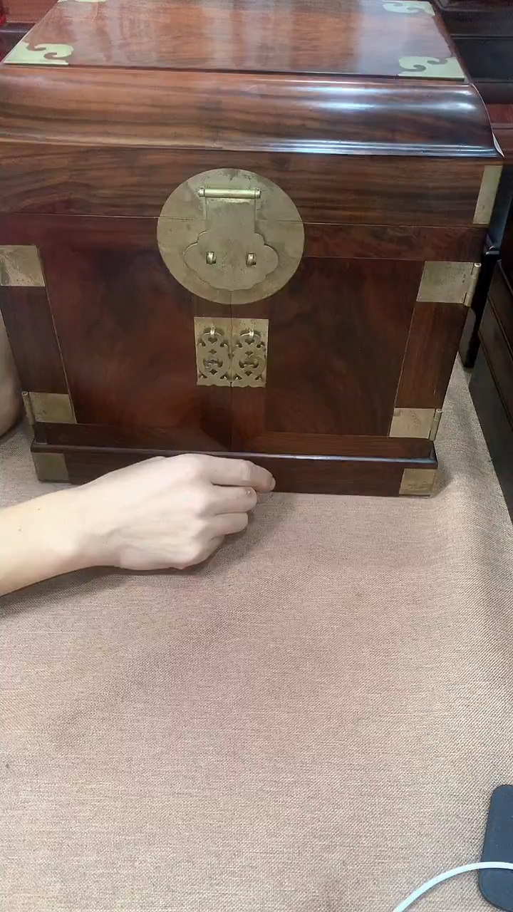 【闪购商品】贡木大红酸枝32官皮箱一只