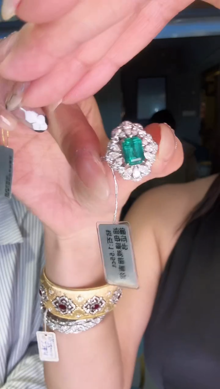 18K金镶嵌戒指祖母绿吉尔德2.15ct