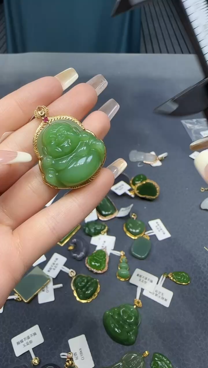 【闪购商品】和田玉挂件18K金镶嵌1