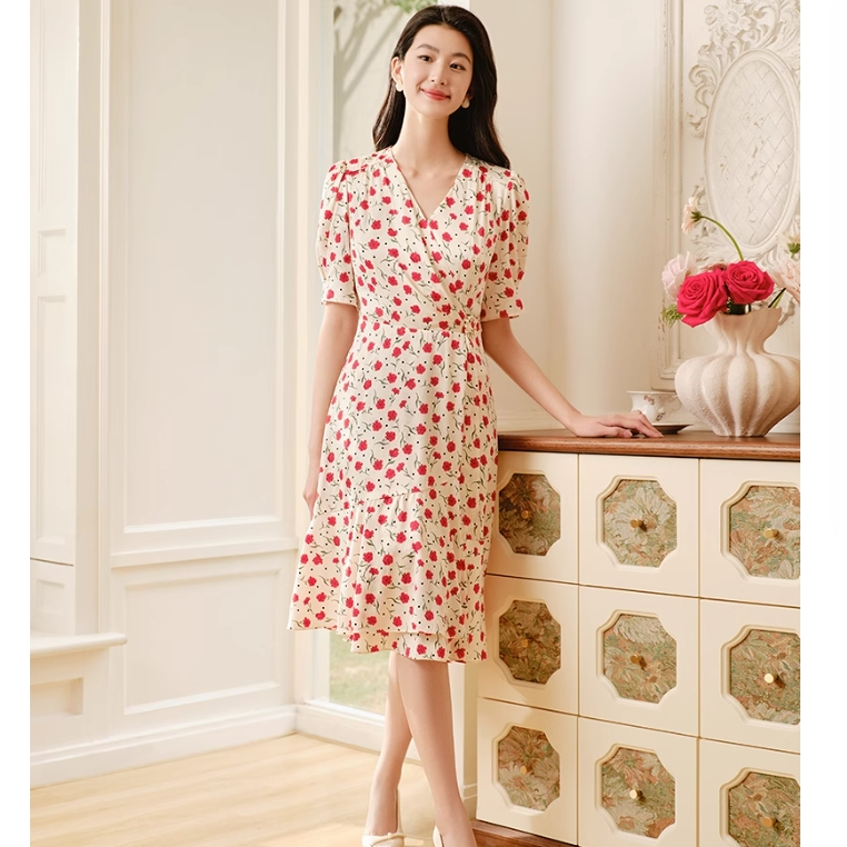 珂莱蒂儿商场同款原单无标2025夏季浪漫V领大方百搭桑蚕丝连衣裙