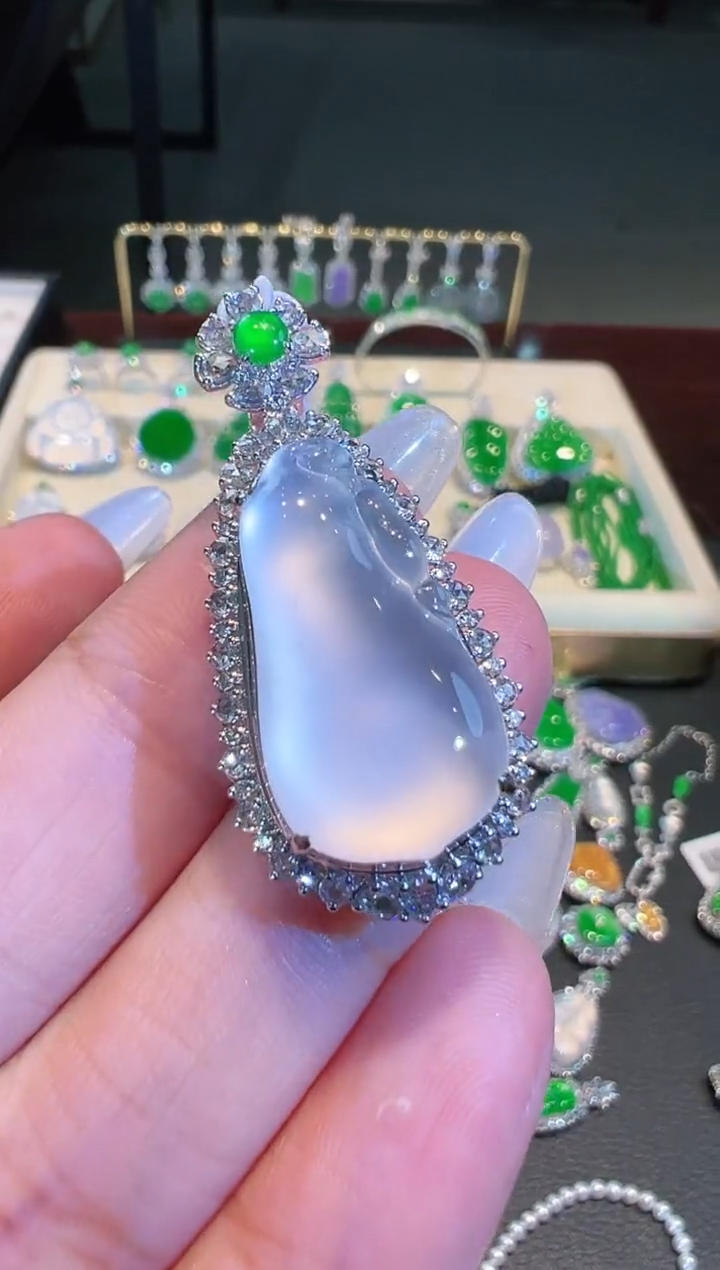 【闪购商品】翡翠吊坠(不含链)18K金镶嵌翡翠