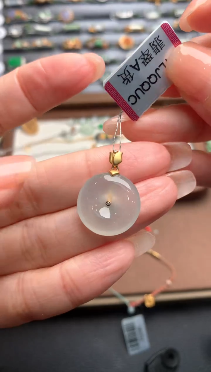 18K金镶嵌挂件翡翠一