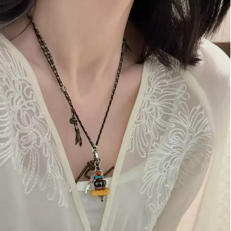 N18097<非晚>s925银蜜蜡绿松石橄榄核牛骨南红松石镶羽毛编绳项链