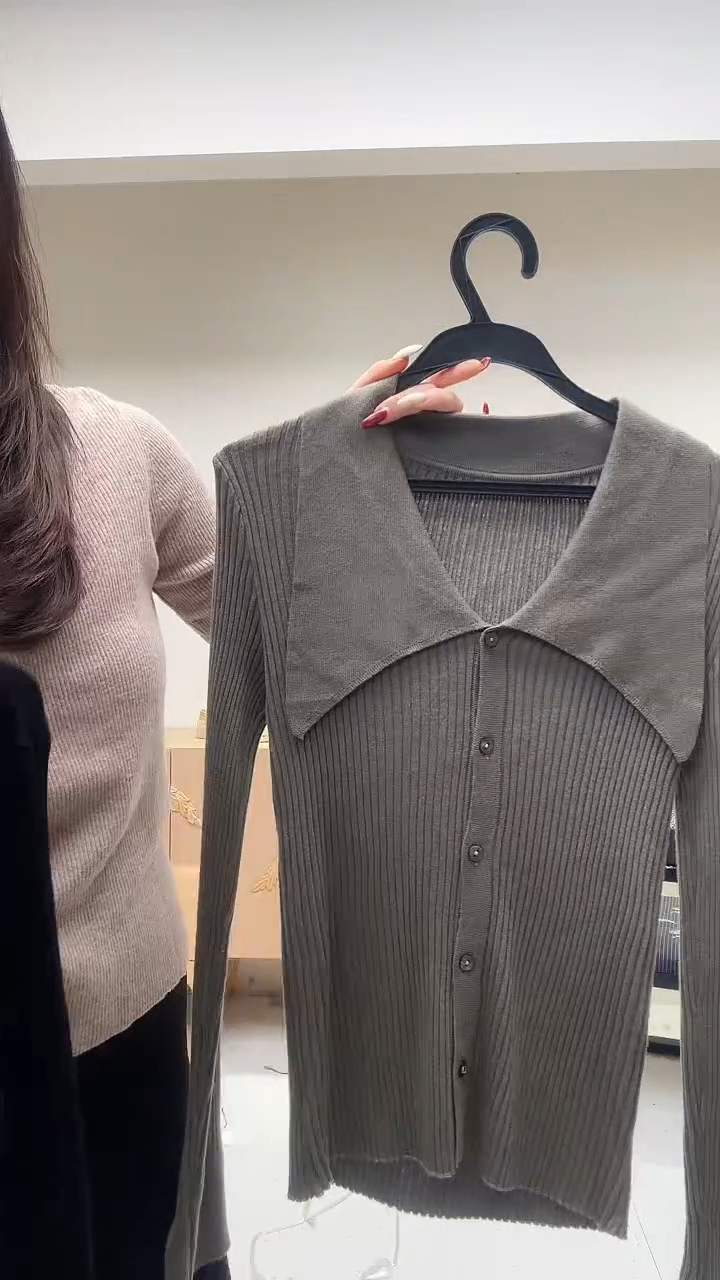 灰绿色大翻领经典上衣