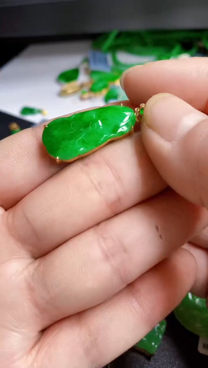 【闪购商品】翡翠颈饰18K金镶嵌吊坠