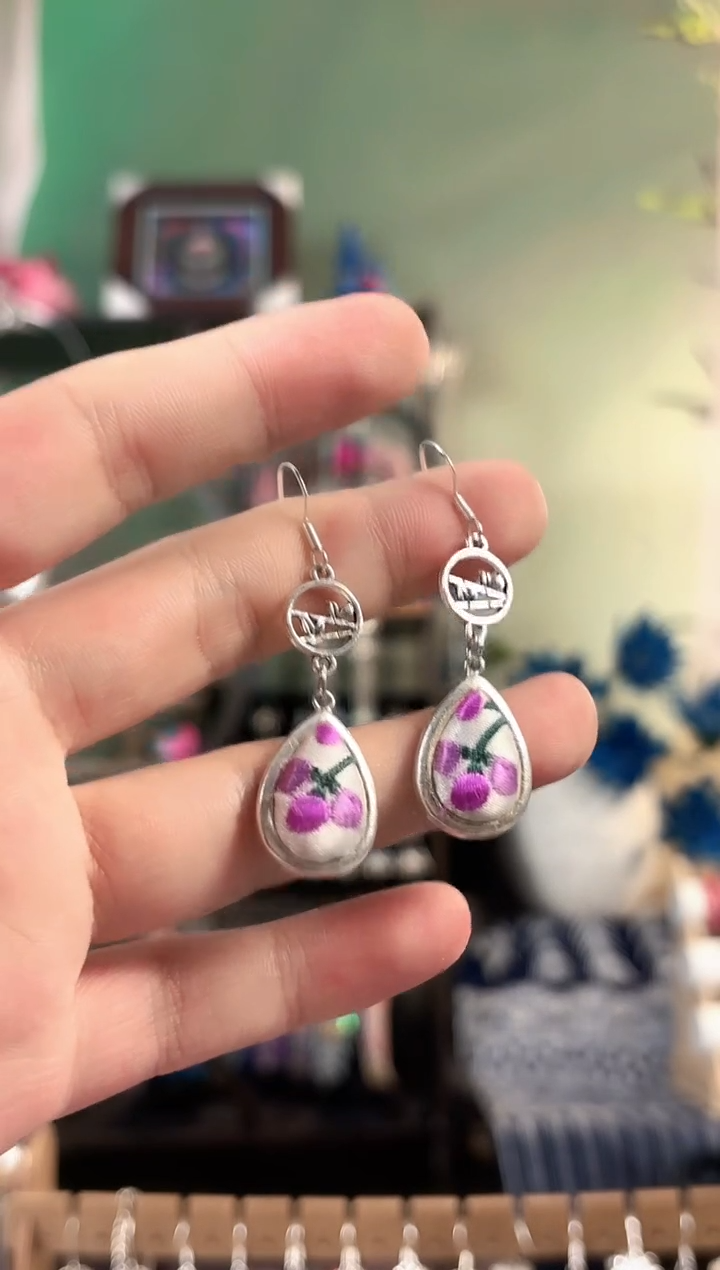 彩云南阁非遗老绣饰品145*