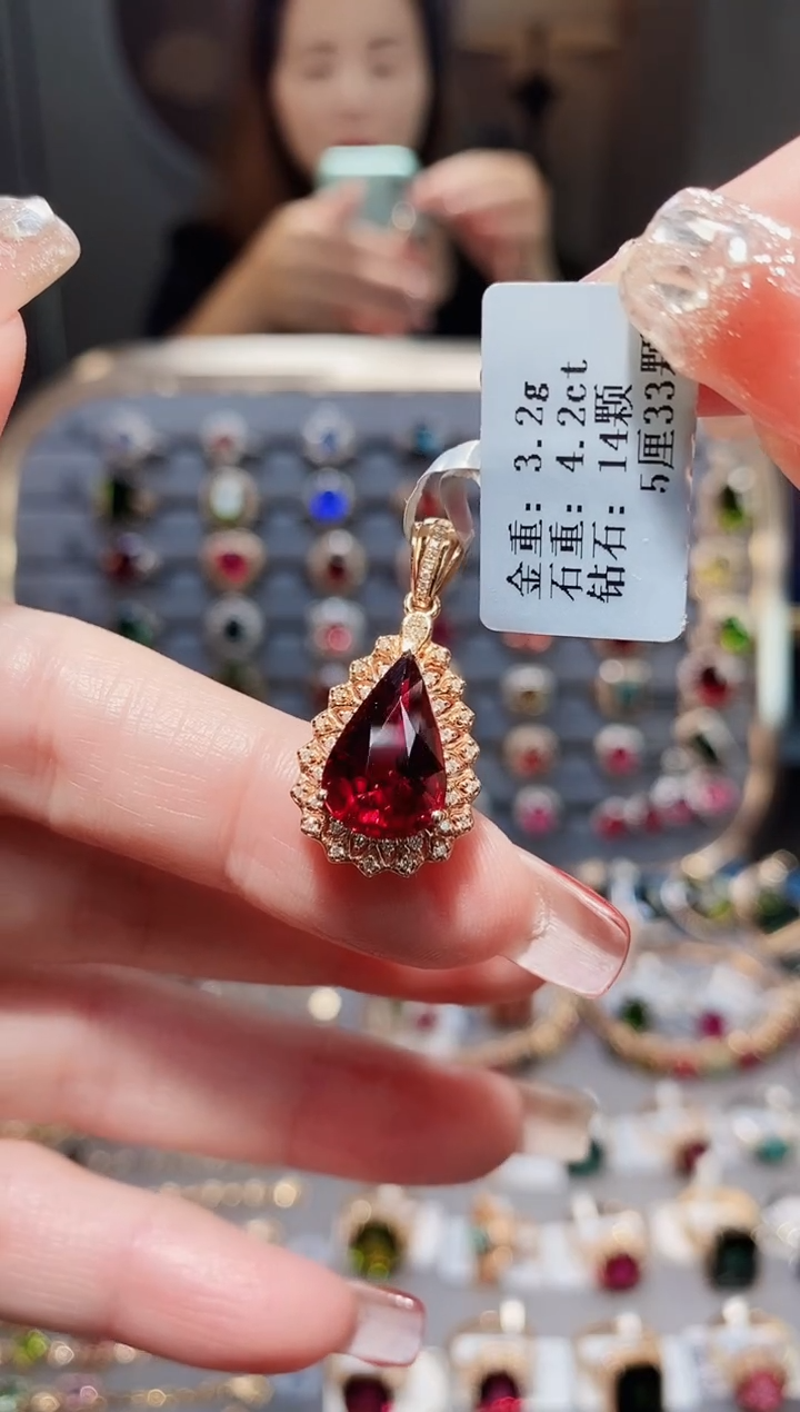 颈饰18K金镶嵌碧玺4.2..