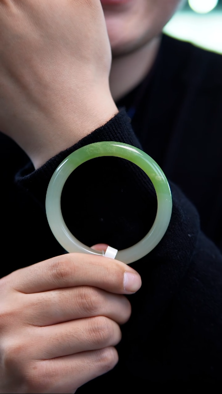 【闪购商品】和田玉手镯未镶嵌56-57翠青半山水