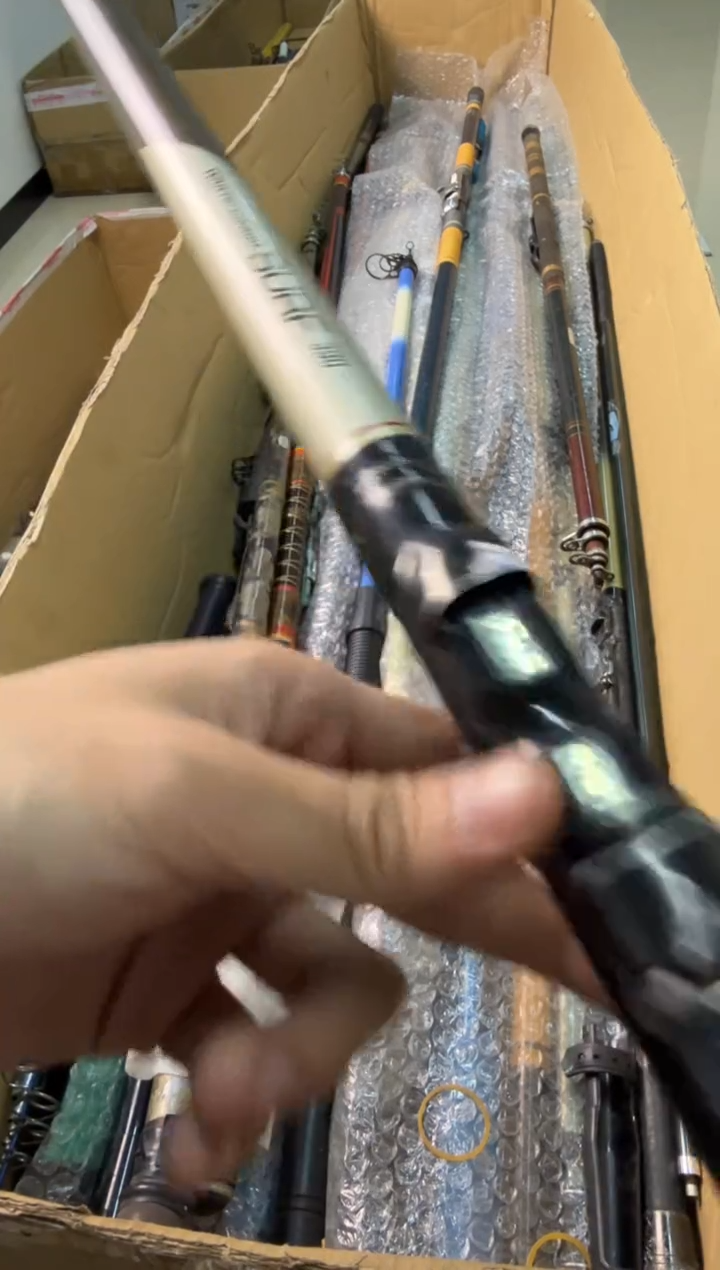 王***? 孤品微瑕， 以直播间为准  加 10元发顺丰