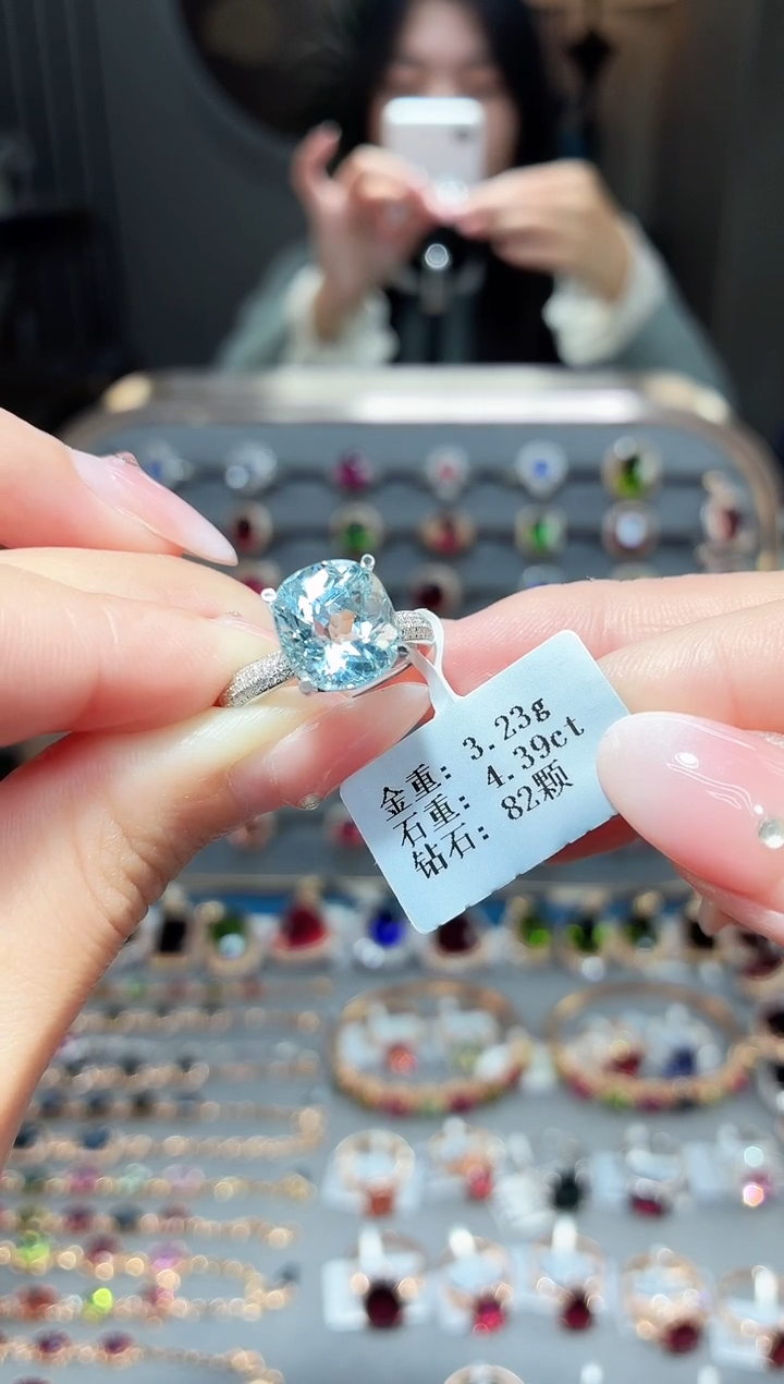 18K金镶嵌戒指海蓝宝石4.39ct配钻