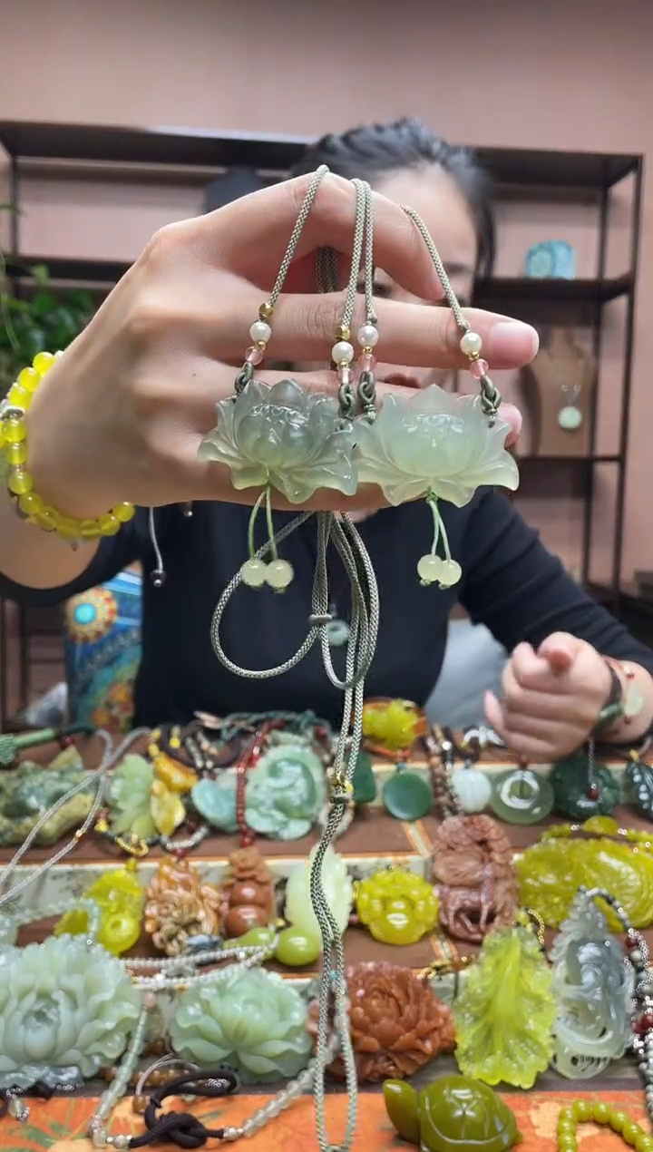 未镶嵌岫玉颈饰多样性发货发其中之一