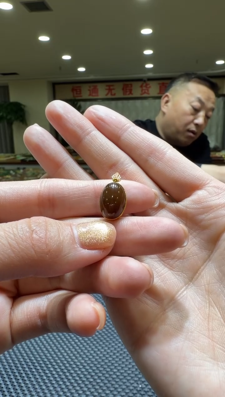 颈饰18K金镶嵌和田玉挂件