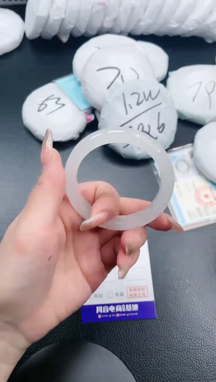 【闪购商品】石英质玉手镯未镶嵌8S100-53