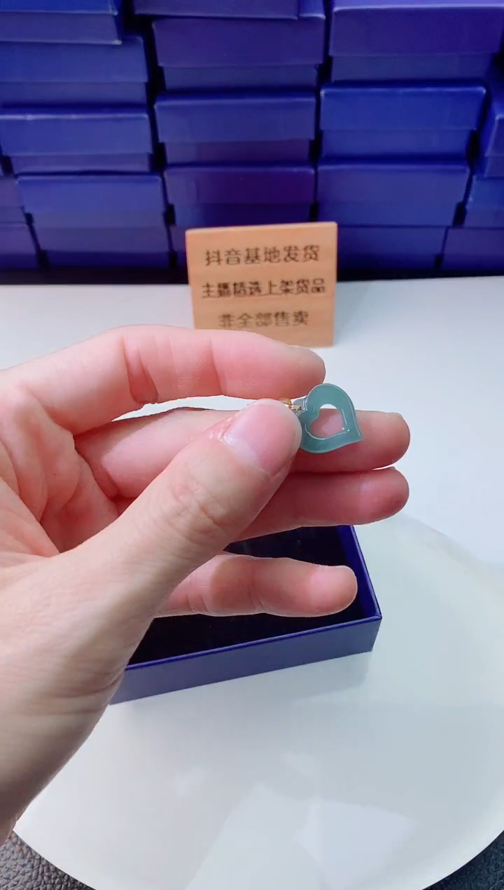 翡翠未镶嵌颈饰         