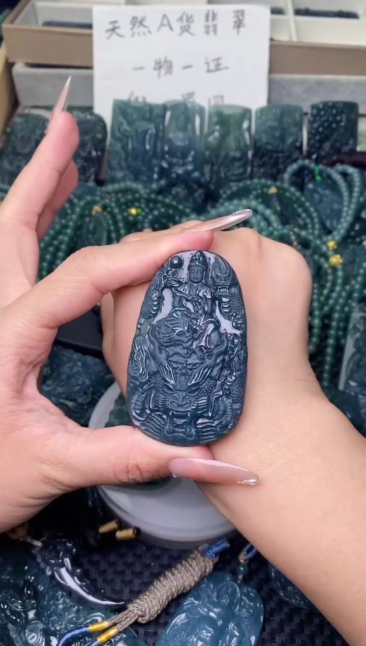 翡翠未镶嵌颈饰          