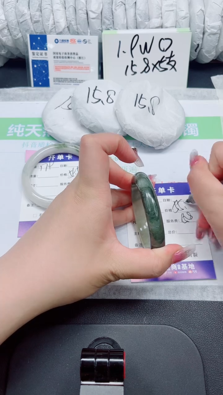 石英质玉手镯未镶嵌180-