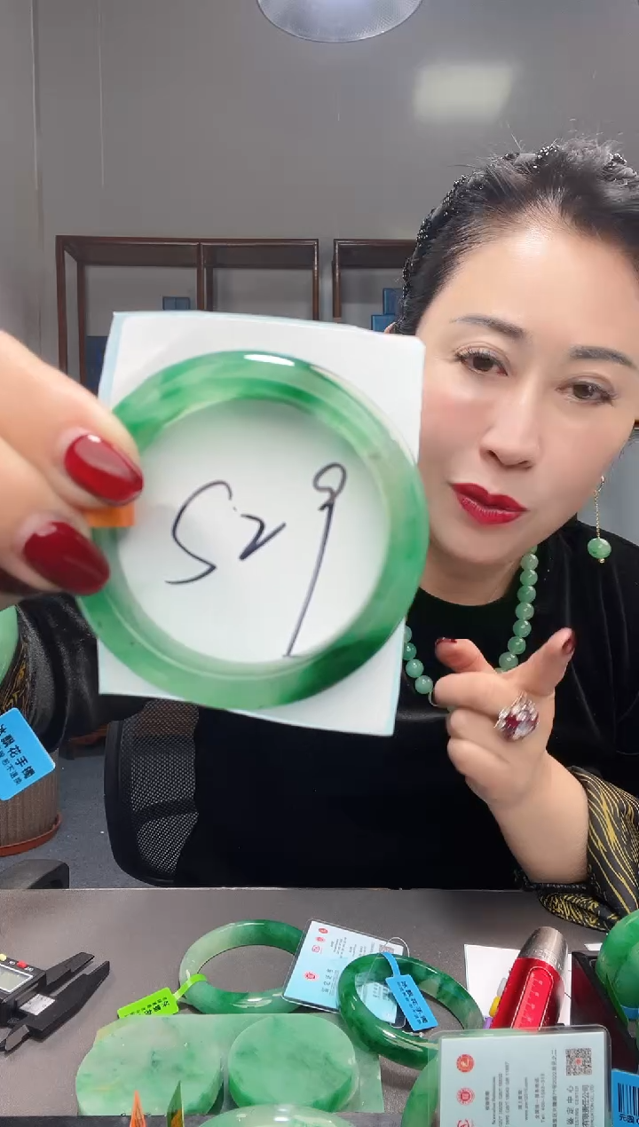 【闪购商品】石英质玉手镯未镶嵌非洲翠