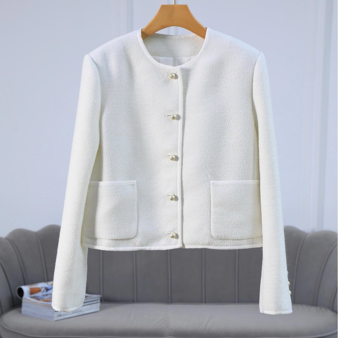 W慕溢-029时尚白色珍珠扣外套