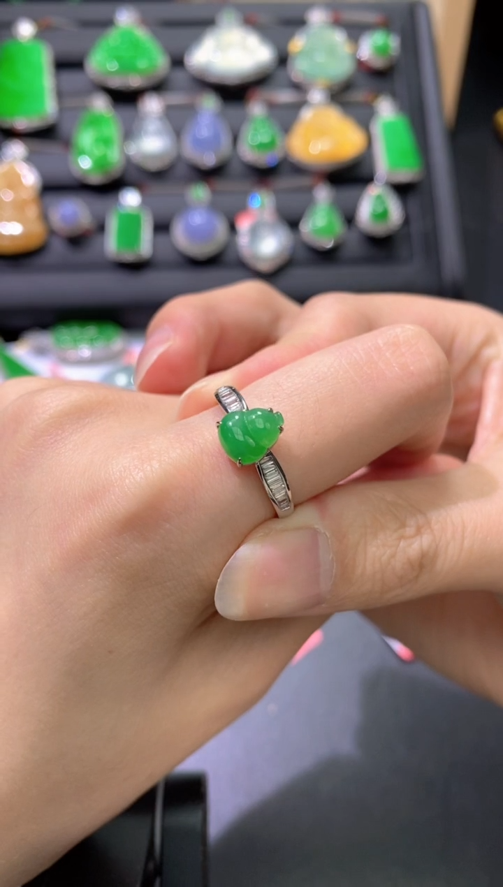 18K金镶嵌戒指翡翠葫芦